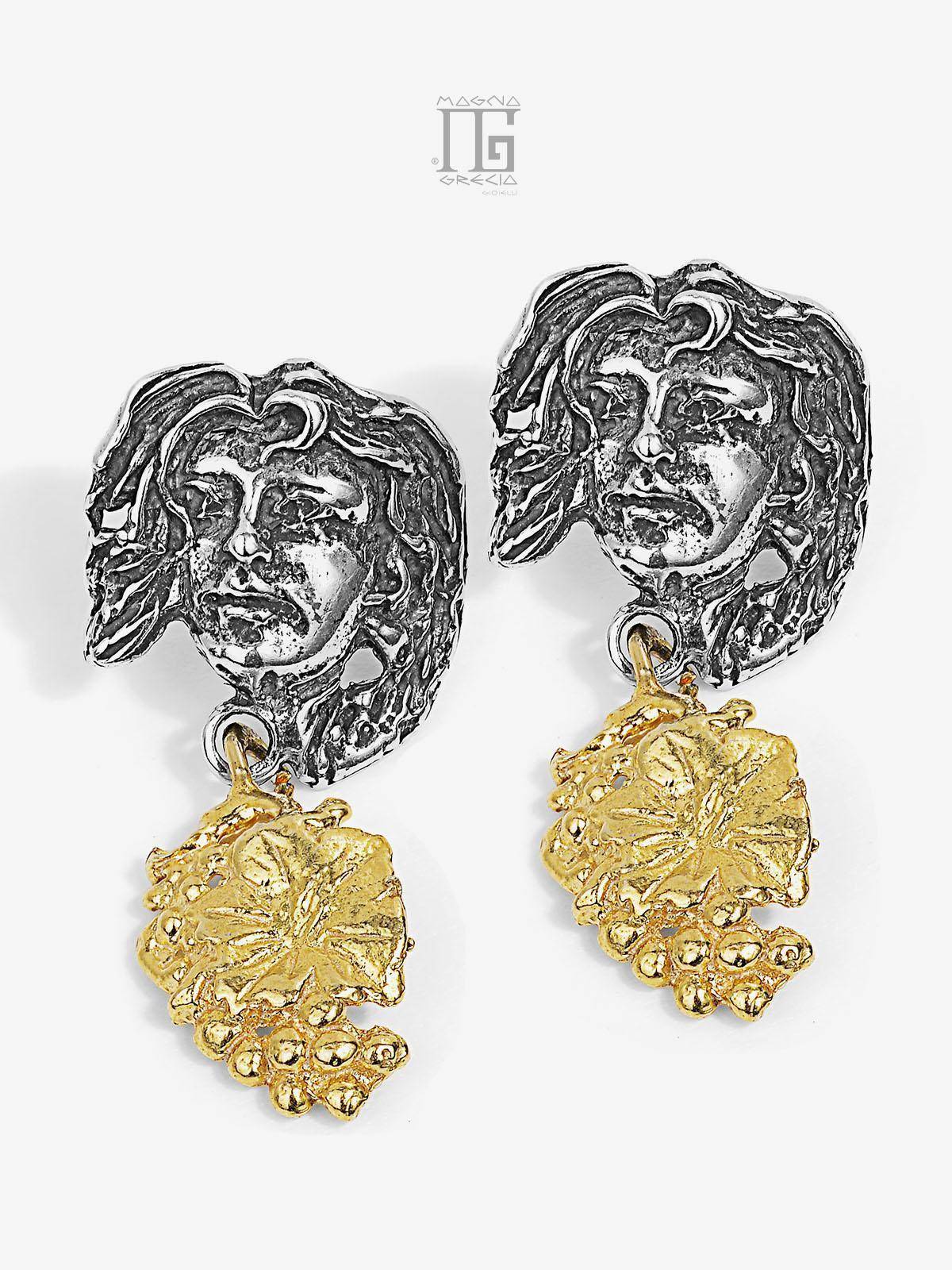 Pendientes colgantes “Otoñal” en plata que representan el rostro de la diosa Venus y un racimo de uvas Cod. MGK 3718 V-3.