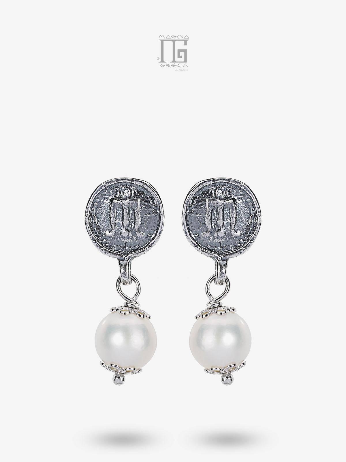 Silver earrings with natural freshwater pearls Cod. MGK 4029 V
