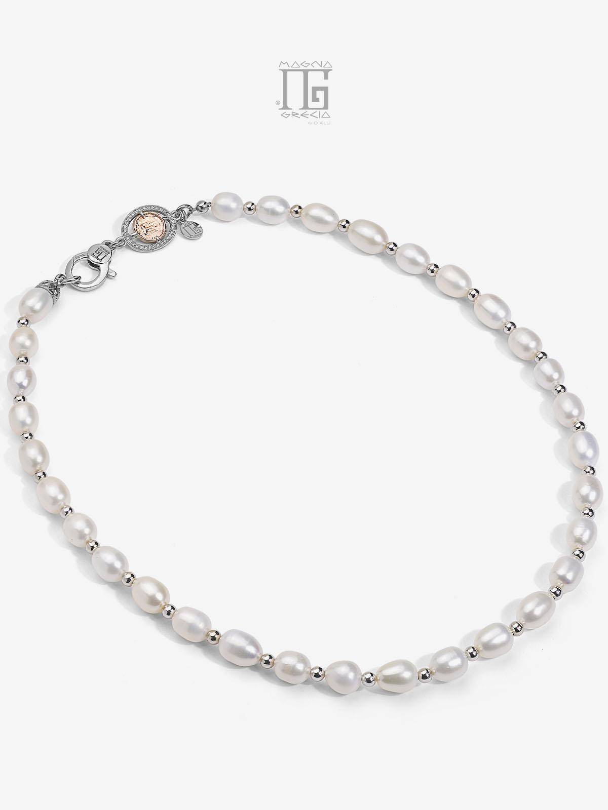 Collar de perlas naturales de agua dulce y estateros de plata Código MGK 4069 V