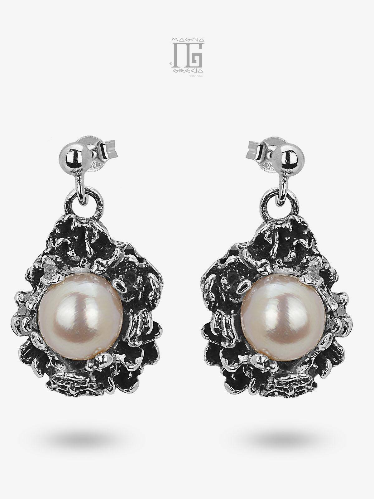 Silver earrings with Apotropaic Mask and natural freshwater pearls in lilac color Cod. MGK 4103 V
