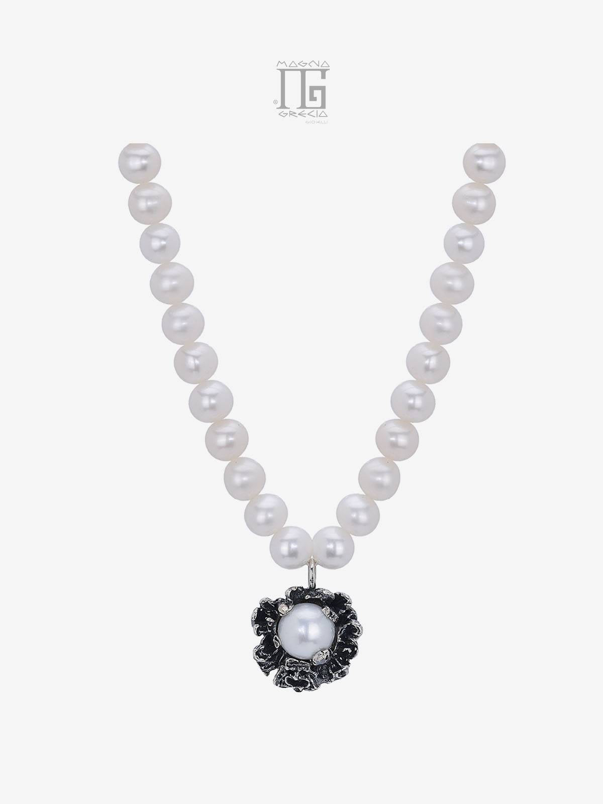 Collar de perlas de agua dulce con parte central de plata que representa una máscara apotropaica y perla natural de agua dulce MGK 4272 V.